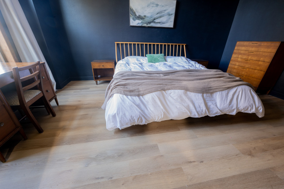 ミルウォーキーにある小さな北欧スタイルのおしゃれな主寝室 (青い壁、クッションフロア、暖炉なし、ベージュの床、折り上げ天井) のインテリア
