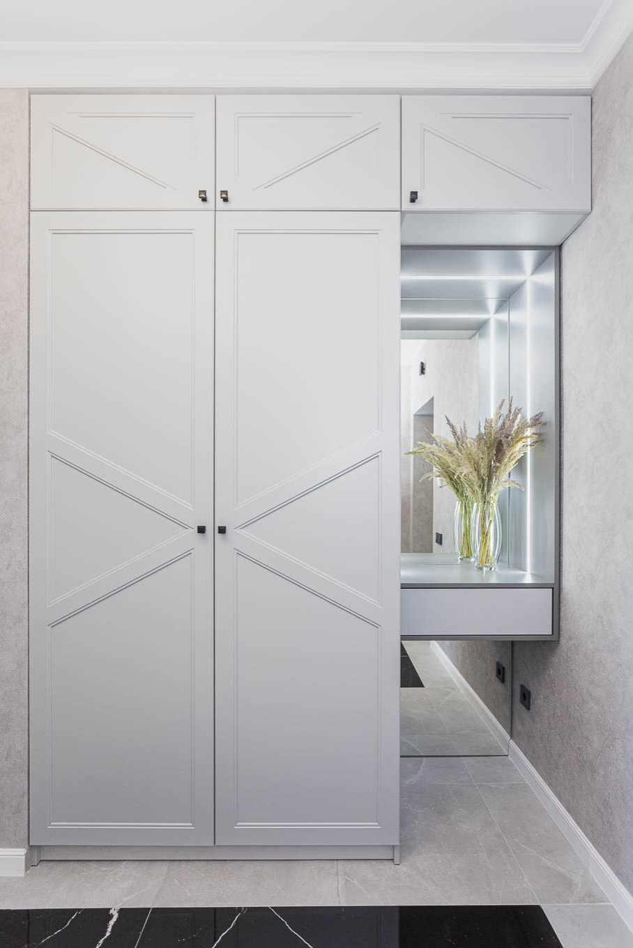 Современный шкаф в прихожую