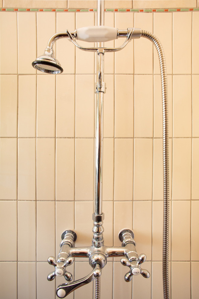Bild på ett litet eklektiskt badrum med dusch, med en dusch i en alkov, beige kakel och keramikplattor