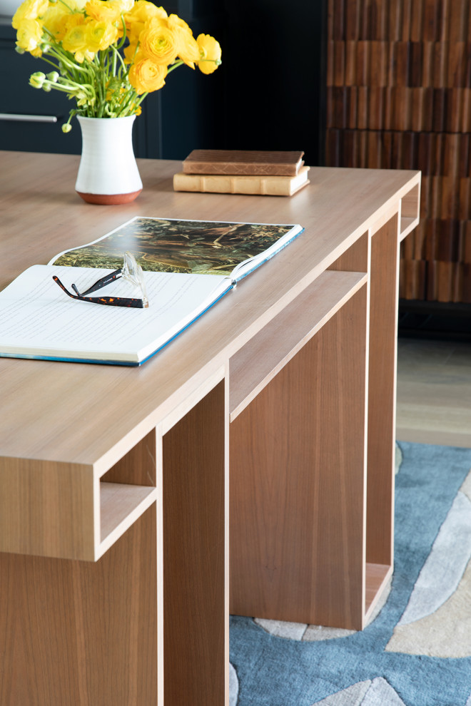 Ejemplo de despacho contemporáneo de tamaño medio con paredes blancas, suelo de madera clara, escritorio independiente, suelo beige y machihembrado