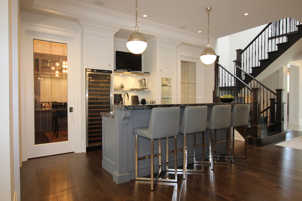 Transitional home design photo in Toronto