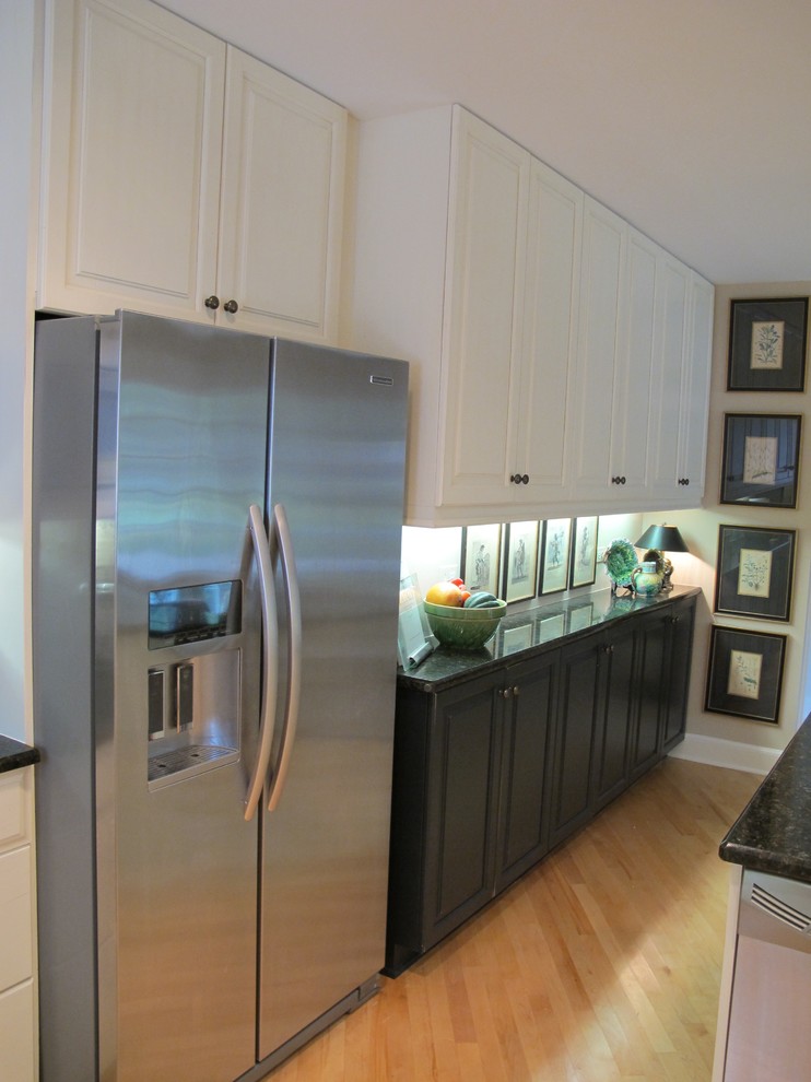 Inspiration for a mid-sized transitional kitchen remodel in Chicago
