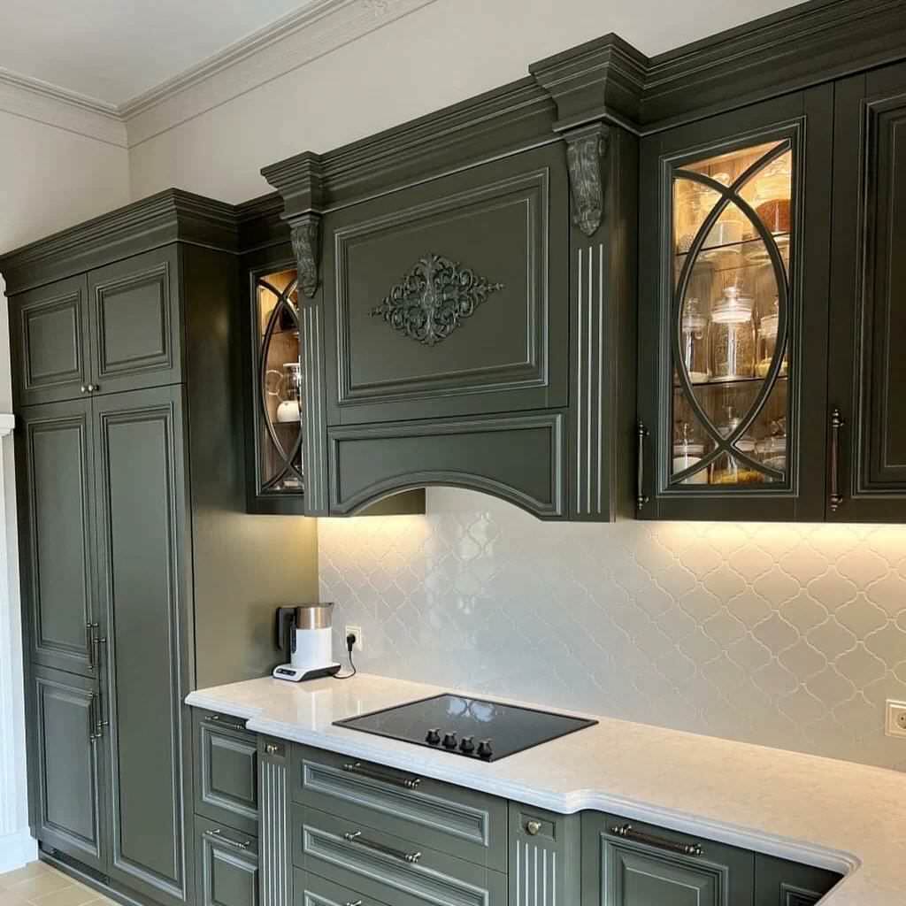 Кухня тёмно-фисташкового цвета с островом из массива дерева