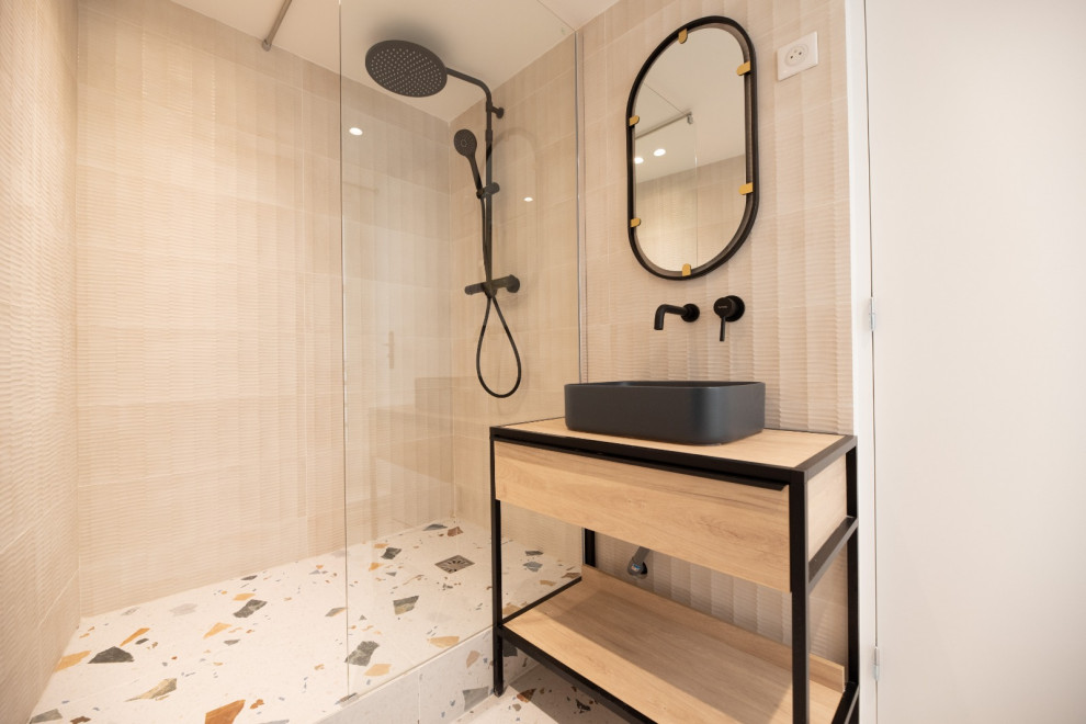 Idéer för att renovera ett mellanstort funkis beige beige badrum med dusch, med beige skåp, en öppen dusch, beige kakel, keramikplattor, beige väggar, terrazzogolv, ett fristående handfat, träbänkskiva, flerfärgat golv, med dusch som är öppen, öppna hyllor och en toalettstol med separat cisternkåpa