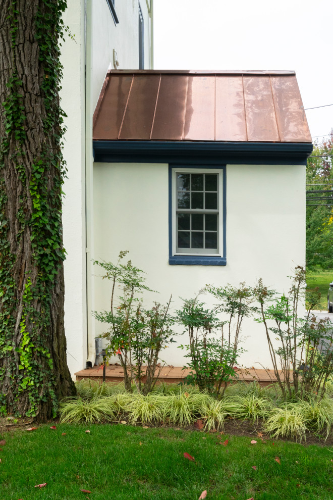 Foto de fachada de casa beige y gris clásica grande con revestimiento de estuco y tejado de varios materiales