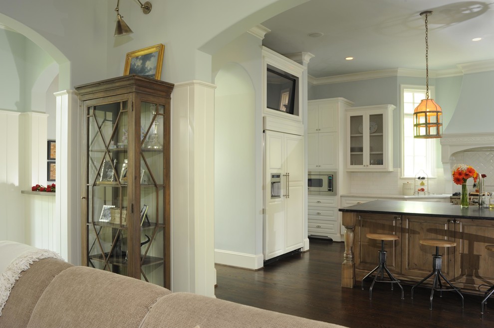 Kitchen - mid-sized transitional kitchen idea in Houston