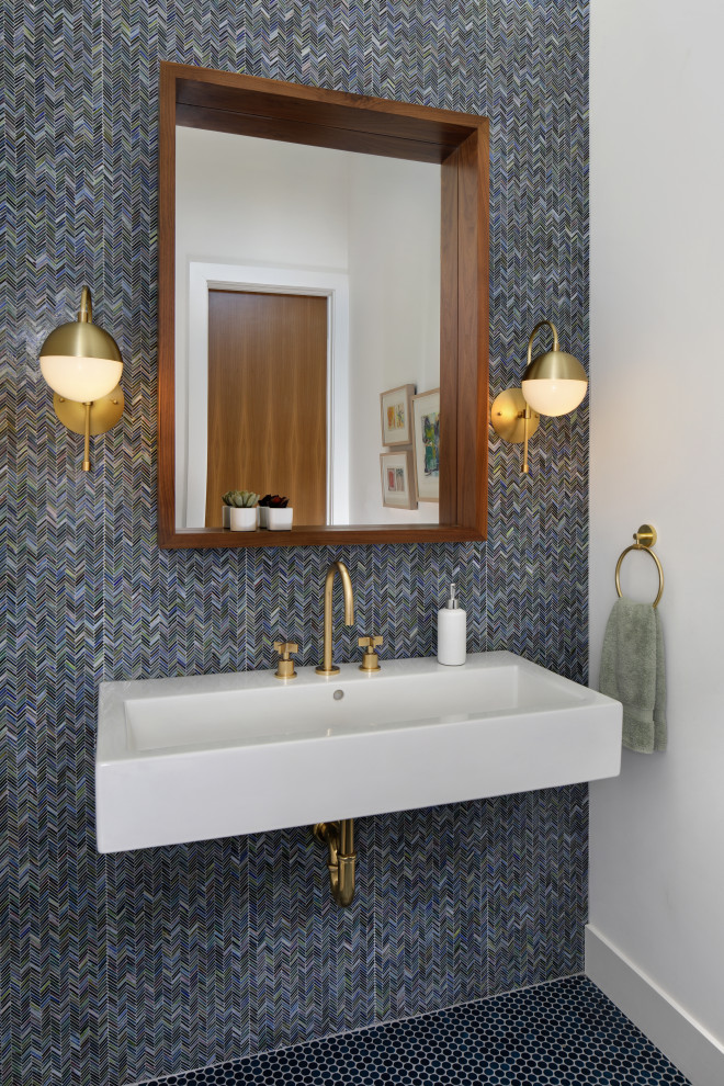 Пример оригинального дизайна: туалет среднего размера в стиле ретро с унитазом-моноблоком, разноцветной плиткой, стеклянной плиткой, белыми стенами, полом из мозаичной плитки, подвесной раковиной, синим полом, белой столешницей, подвесной тумбой и сводчатым потолком