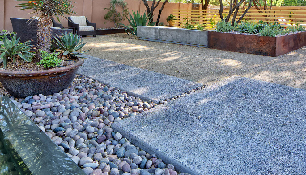 Mid-sized modern backyard shaded xeriscape in Phoenix with gravel.