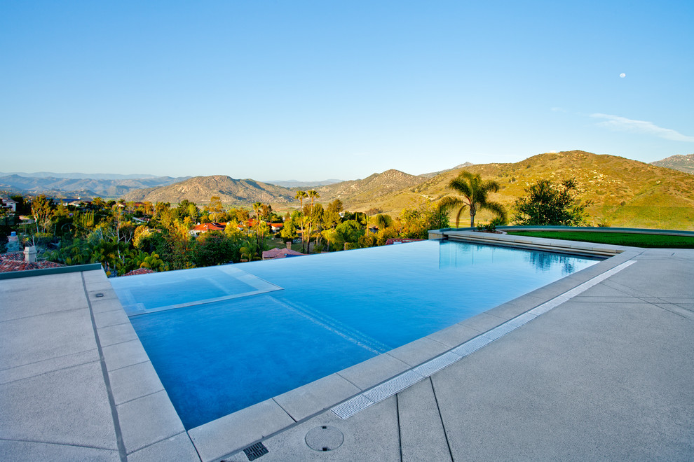 This is an example of a contemporary pool in San Diego.