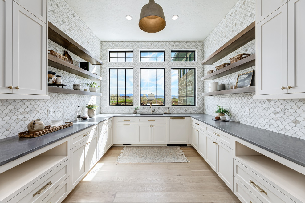 Transitional home bar photo in Boise