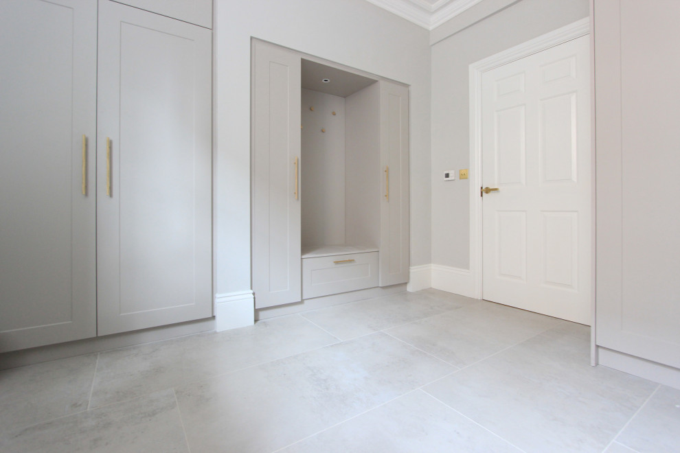 Große Moderne Gästetoilette mit Schrankfronten im Shaker-Stil, grauen Schränken, weißer Wandfarbe und grauem Boden in Cheshire