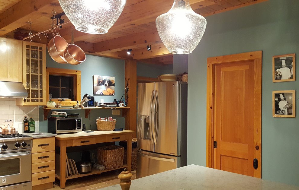 Example of a mid-sized mountain style u-shaped terra-cotta tile and beige floor eat-in kitchen design with an undermount sink, shaker cabinets, light wood cabinets, quartz countertops, white backsplash, subway tile backsplash, stainless steel appliances, a peninsula and gray countertops