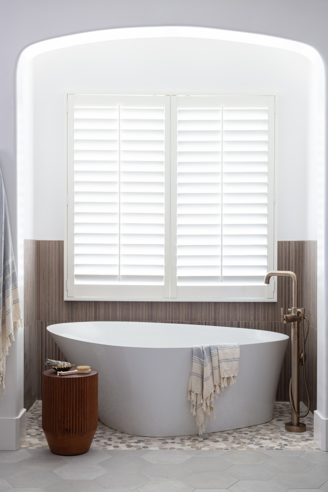 Ejemplo de cuarto de baño principal nórdico grande con bañera japonesa, baldosas y/o azulejos de porcelana, suelo de baldosas de porcelana y suelo gris