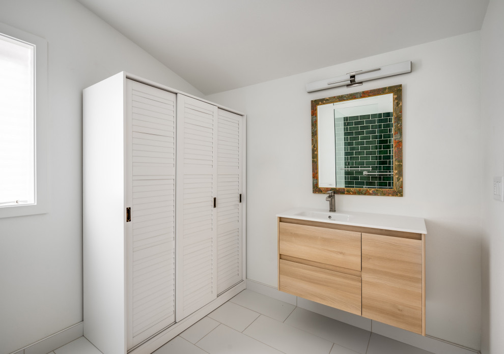 На фото: ванная комната среднего размера в стиле фьюжн с плоскими фасадами, светлыми деревянными фасадами, белыми стенами, полом из керамогранита, душевой кабиной, белым полом, белой столешницей, тумбой под одну раковину и подвесной тумбой с