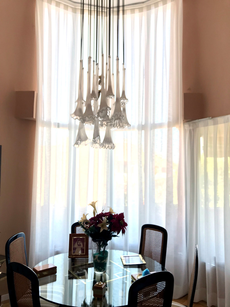 Foto de comedor romántico grande