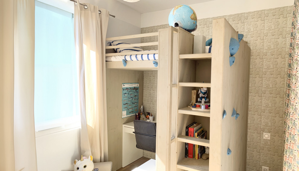 Inspiration för ett litet minimalistiskt könsneutralt barnrum kombinerat med sovrum och för 4-10-åringar, med beige väggar och laminatgolv