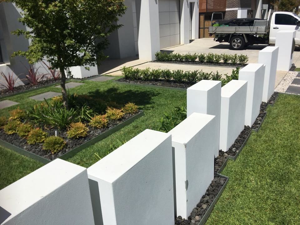 Réalisation d'un jardin minimaliste de taille moyenne.