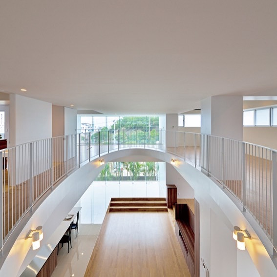 西原町の家 moderne-salon