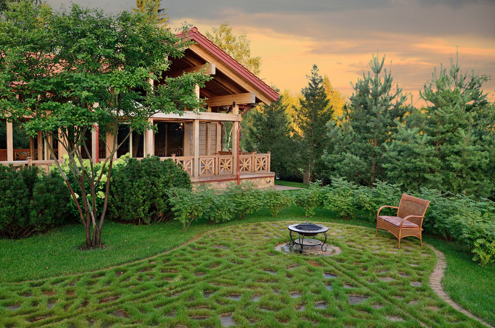 Traditional full sun garden in Moscow with a fire feature for summer.