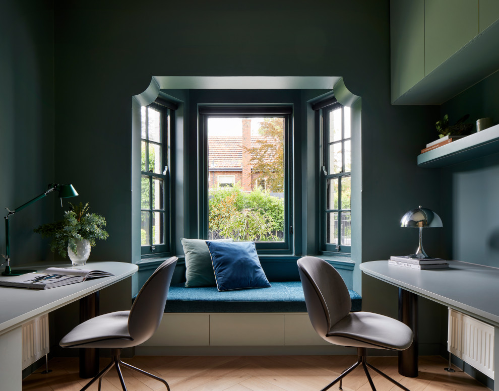メルボルンにあるラグジュアリーなコンテンポラリースタイルのおしゃれなホームオフィス・書斎 (緑の壁) の写真
