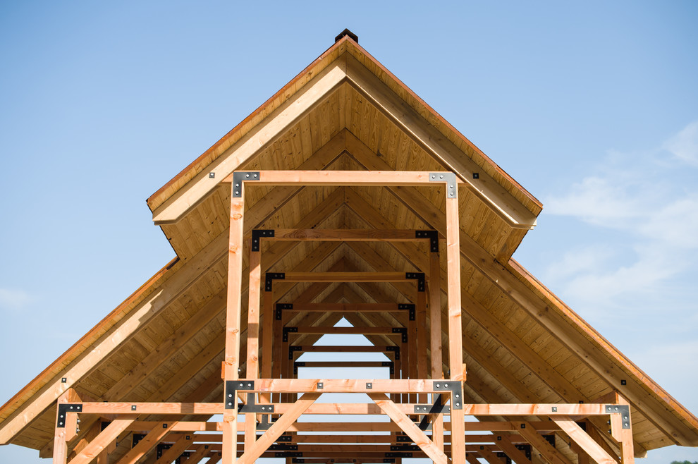 Example of a mountain style home design design in Columbus