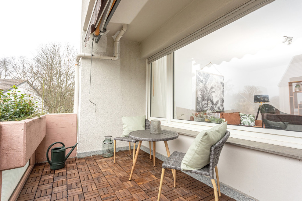 Mittelgroßes, Abgetrenntes Modernes Wohnzimmer mit weißer Wandfarbe, Laminat und braunem Boden in Köln