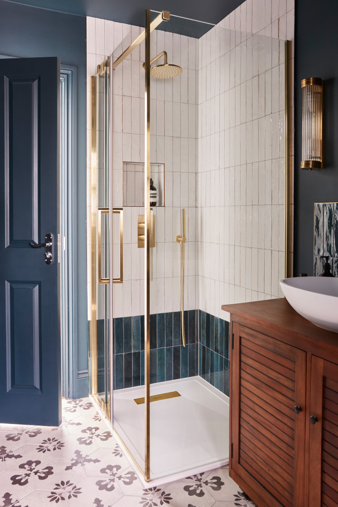 На фото: маленькая ванная комната: освещение в стиле неоклассика (современная классика) с фасадами островного типа, темными деревянными фасадами, открытым душем, раздельным унитазом, разноцветной плиткой, керамической плиткой, синими стенами, полом из керамической плитки, душевой кабиной, настольной раковиной, столешницей из дерева, белым полом, душем с распашными дверями, коричневой столешницей, тумбой под одну раковину и напольной тумбой для на участке и в саду