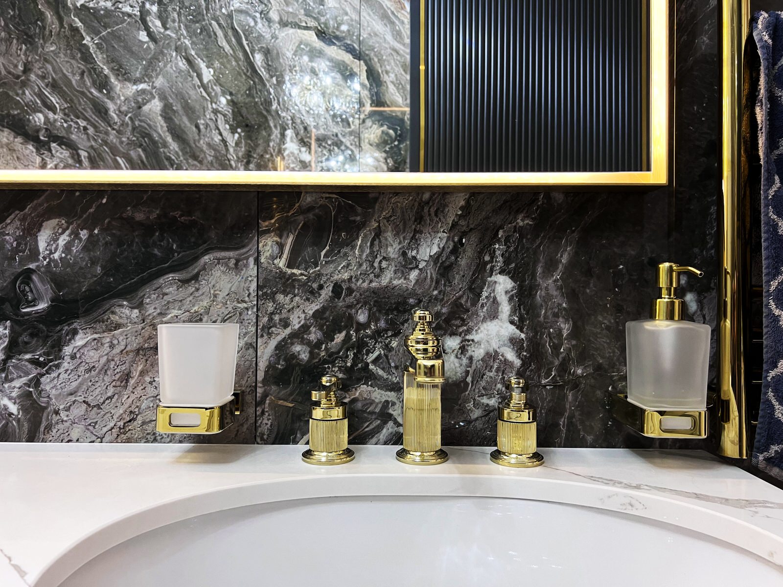 Зеркало в сатинированной раме с подсветкой