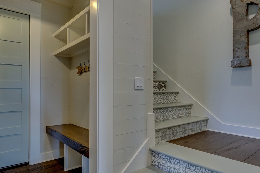 Foto de escalera en L de estilo de casa de campo con escalones de madera pintada y contrahuellas con baldosas y/o azulejos
