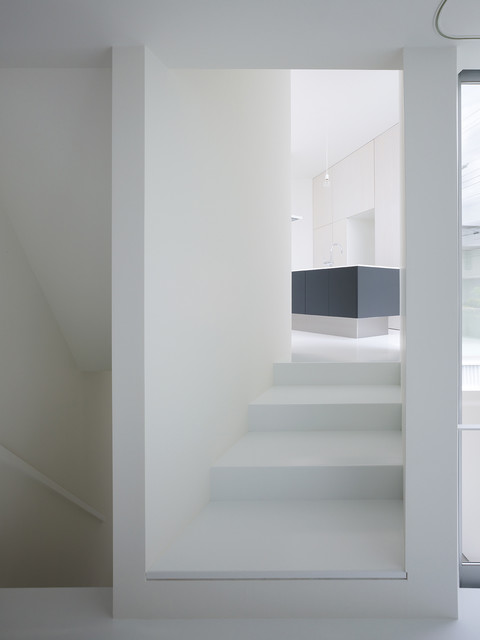 こども書斎から数段上がるとダイニングキッチン contemporain-escalier