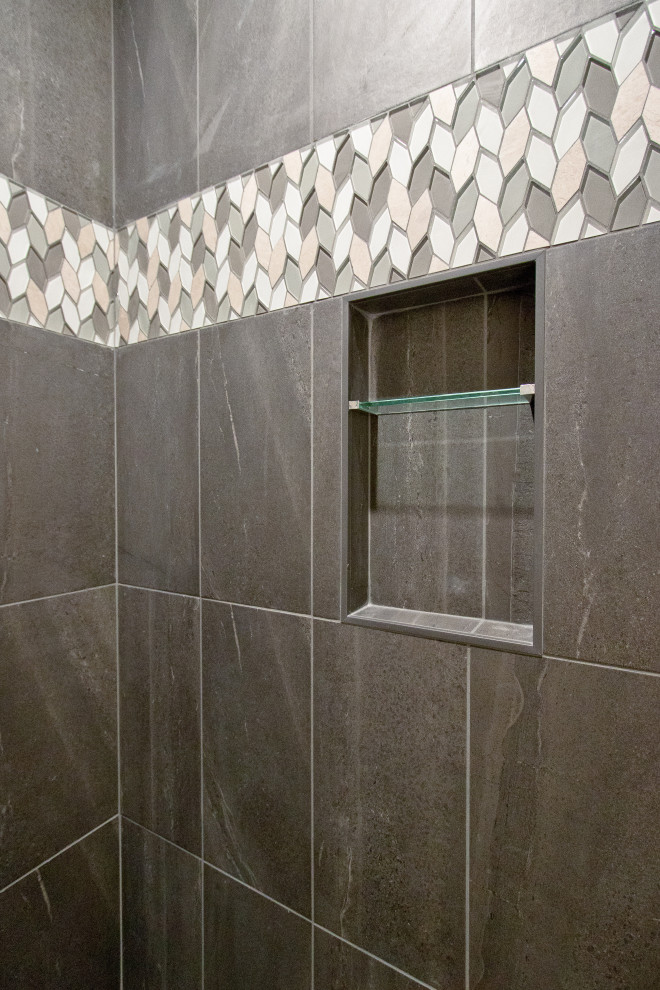 Modelo de cuarto de baño clásico renovado con baldosas y/o azulejos grises, baldosas y/o azulejos de porcelana, suelo con mosaicos de baldosas, suelo gris y hornacina