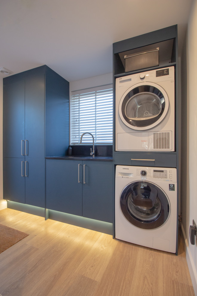 Photo of a modern utility room in Oxfordshire.