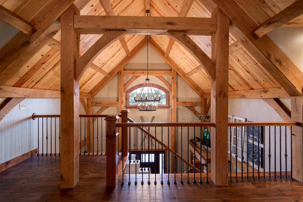 Example of a mountain style home design design in Columbus