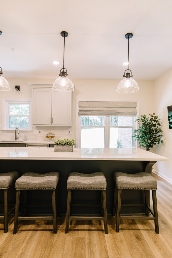Transitional kitchen photo in Jacksonville