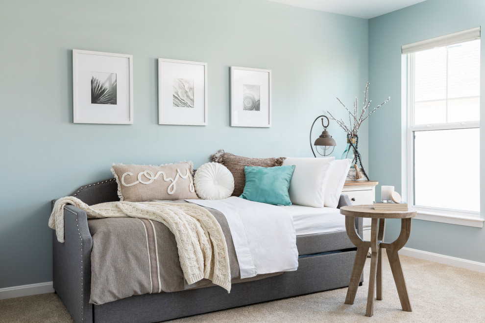 Idée de décoration pour une petite chambre marine avec un mur bleu et un sol beige.