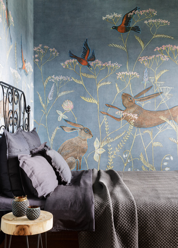 Ejemplo de habitación de invitados industrial grande con paredes grises, suelo de madera en tonos medios, suelo beige, bandeja y papel pintado