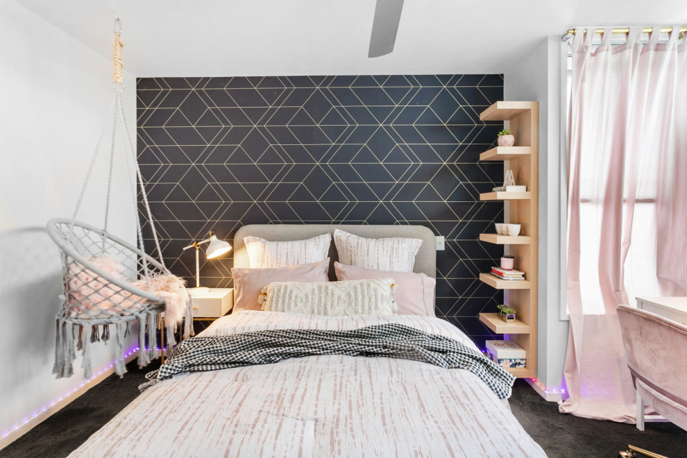 Inspiration pour une chambre avec moquette design de taille moyenne avec du papier peint.