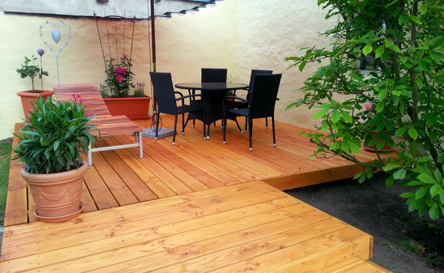 Sitzplatz mit Holzdeck mediterraneo-terraza-y-balcon