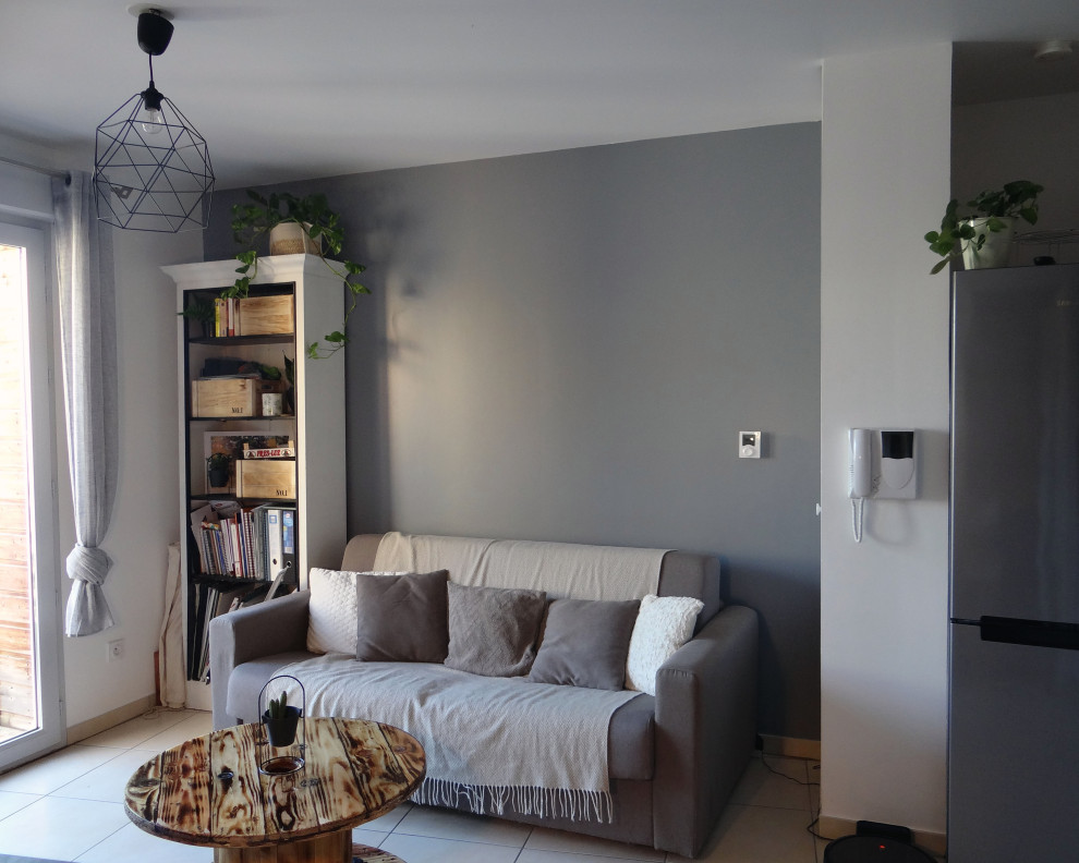 На фото: маленькая открытая гостиная комната в современном стиле с серыми стенами, полом из керамогранита и белым полом без камина, телевизора для на участке и в саду с