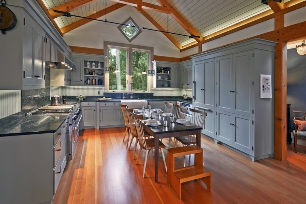 Inspiration for an arts and crafts kitchen in Seattle.