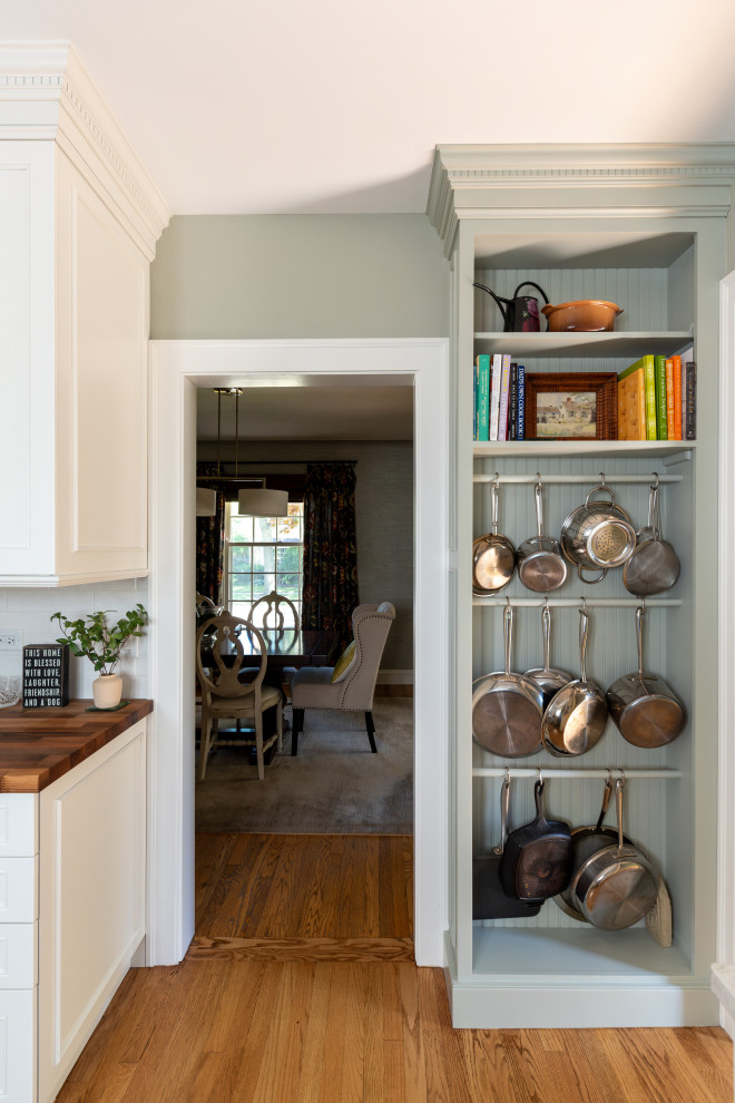 Transitional home design photo in Chicago