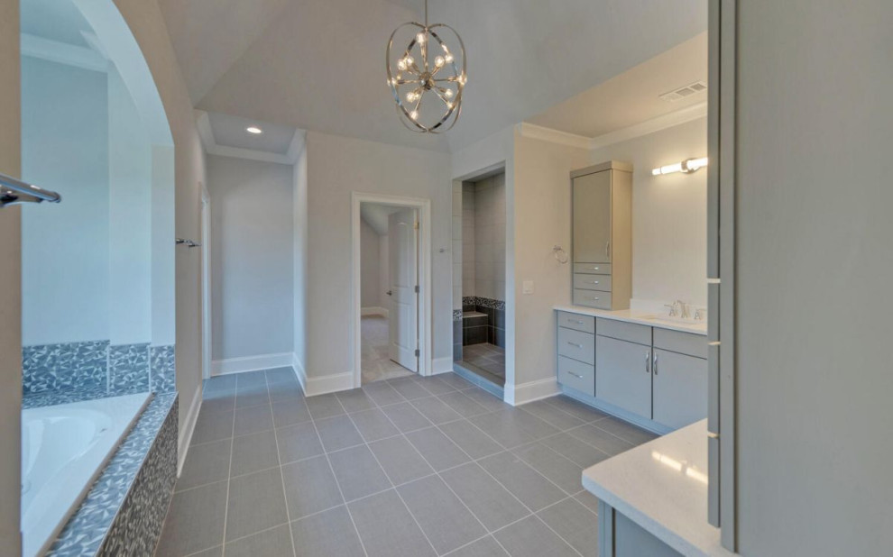 Classic bathroom in Atlanta with an alcove shower.