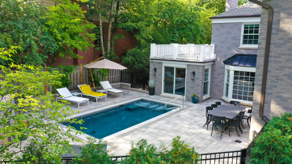 Идея дизайна: маленький спортивный, прямоугольный бассейн на заднем дворе в классическом стиле с домиком у бассейна и мощением тротуарной плиткой для на участке и в саду