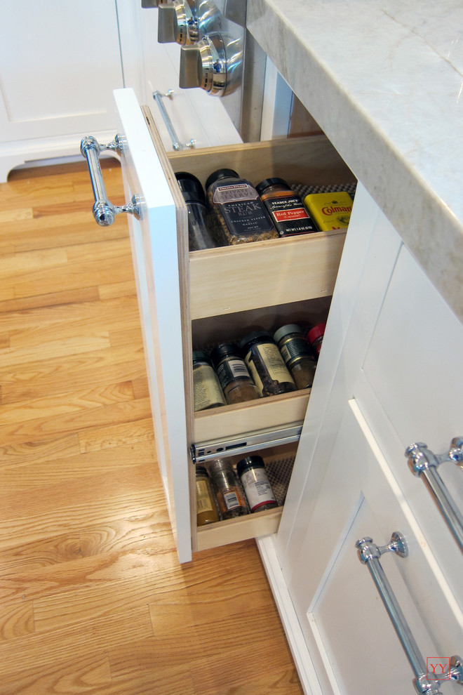 Mid-sized transitional u-shaped light wood floor eat-in kitchen photo in Los Angeles with shaker cabinets, white cabinets, quartzite countertops, stainless steel appliances, a double-bowl sink, beige backsplash, ceramic backsplash and an island