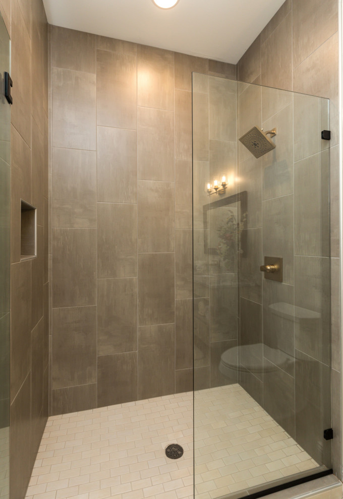 Bathroom - transitional bathroom idea in Cedar Rapids