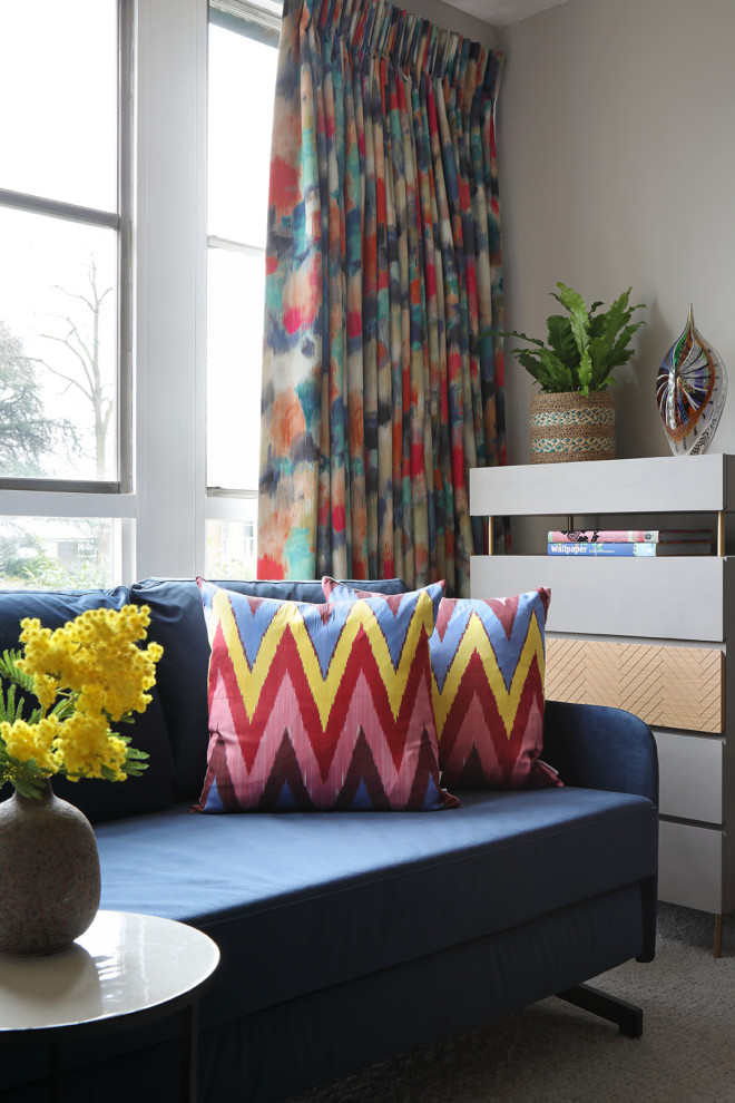 Идея дизайна: гостиная комната среднего размера в современном стиле с ковровым покрытием