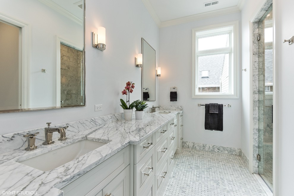 Example of a mid-sized transitional bathroom design in Chicago