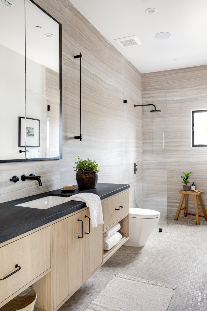 Mid-sized contemporary 3/4 bathroom in Orange County with flat-panel cabinets, beige cabinets, a curbless shower, porcelain floors, an integrated sink, engineered quartz benchtops, multi-coloured floor, an open shower, black benchtops, a single vanity, a floating vanity and wallpaper.