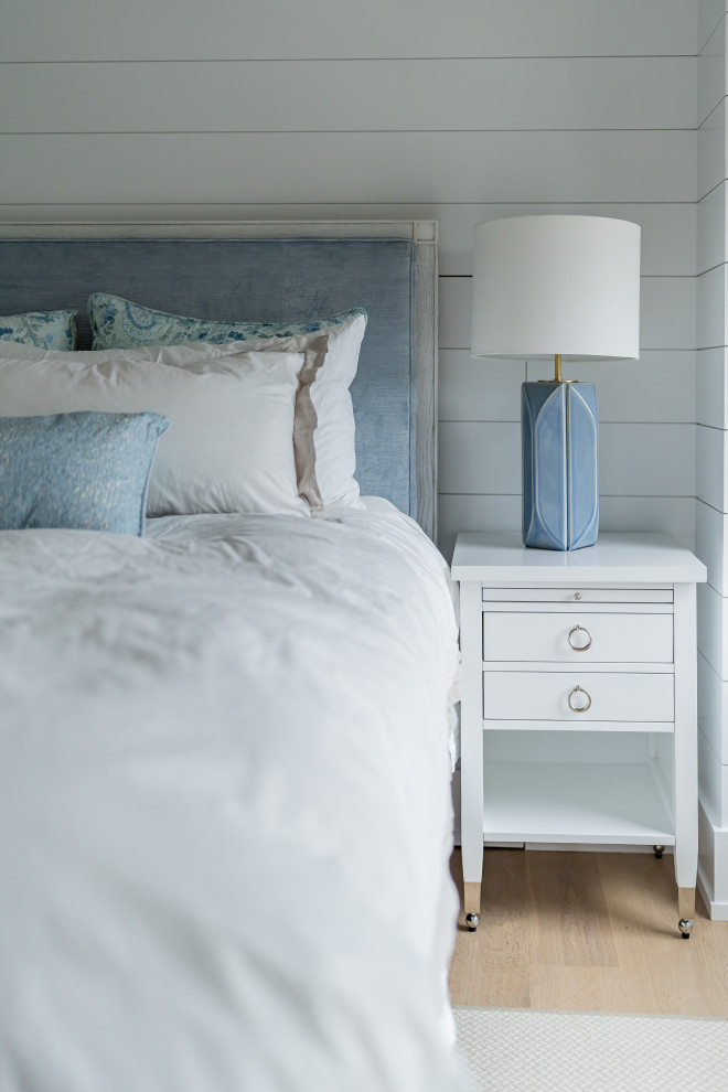 Идея дизайна: гостевая спальня (комната для гостей) в морском стиле с белыми стенами и стенами из вагонки