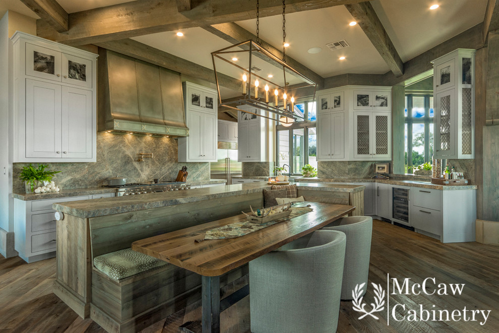 Example of a mountain style home design design in Austin